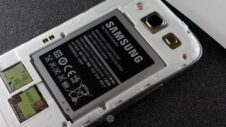 Samsung shows off merit of removable batteries in awesome marketing move