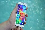 [Video] Galaxy S5 keeps its cool in water resistance test