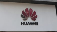 Huawei is reportedly stealing designers and technicians from Samsung