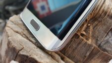 Choose how long the capacitive buttons on your Galaxy S6 can stay lit or not with this app