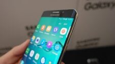 Samsung giving way free stuff worth $350 and $50 in cash to sell more handsets