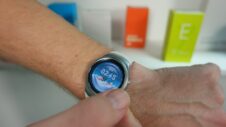 How to take a screenshot on the Samsung Gear S2