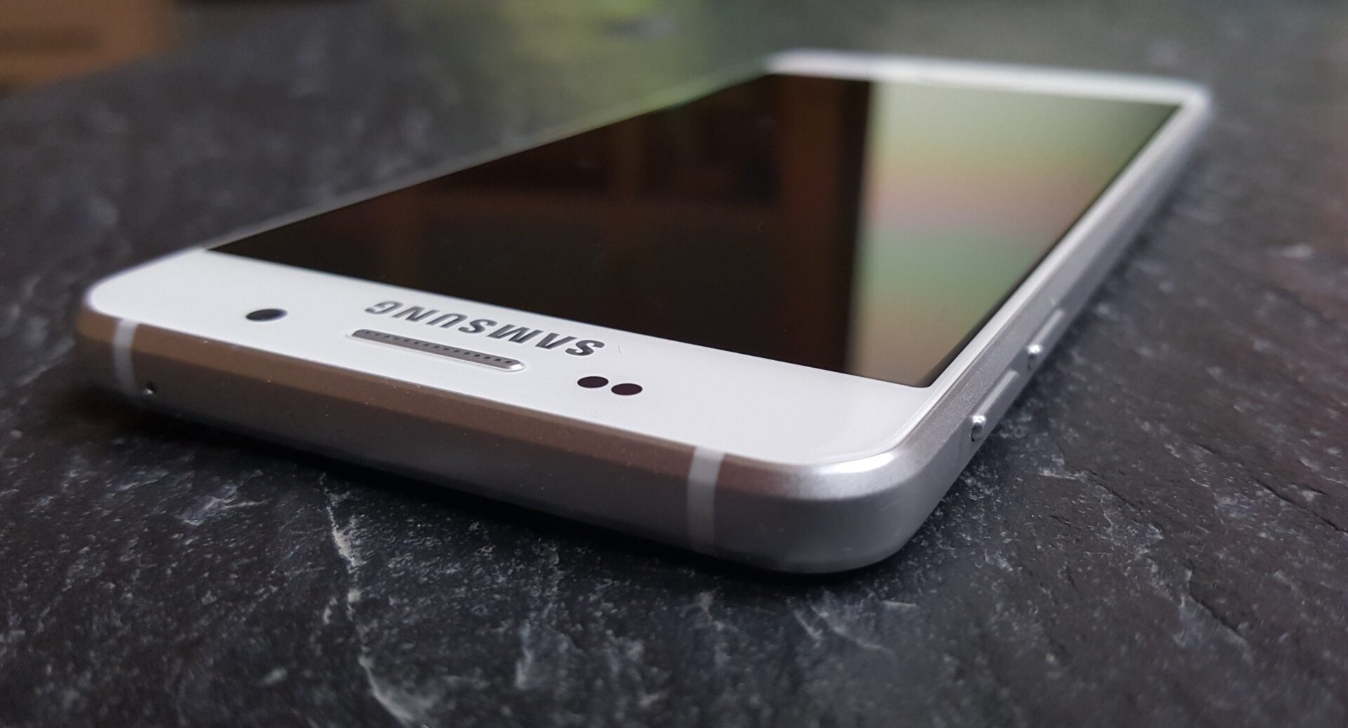 Samsung Galaxy A3 Passes Through the FCC
