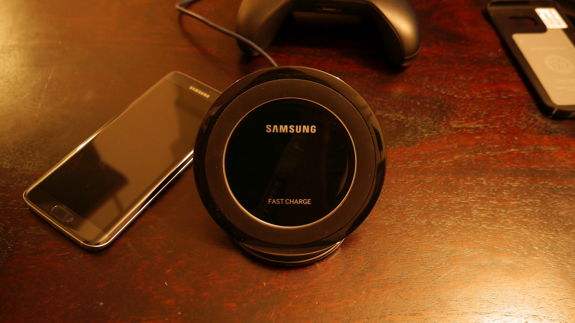 Review: Samsung wireless charging charging very convenient - SamMobile - SamMobile