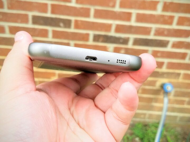 Galaxy S7 Active speaker and port