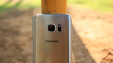 Galaxy S7 and Galaxy S7 edge owners claim the camera lens is shattering without impact