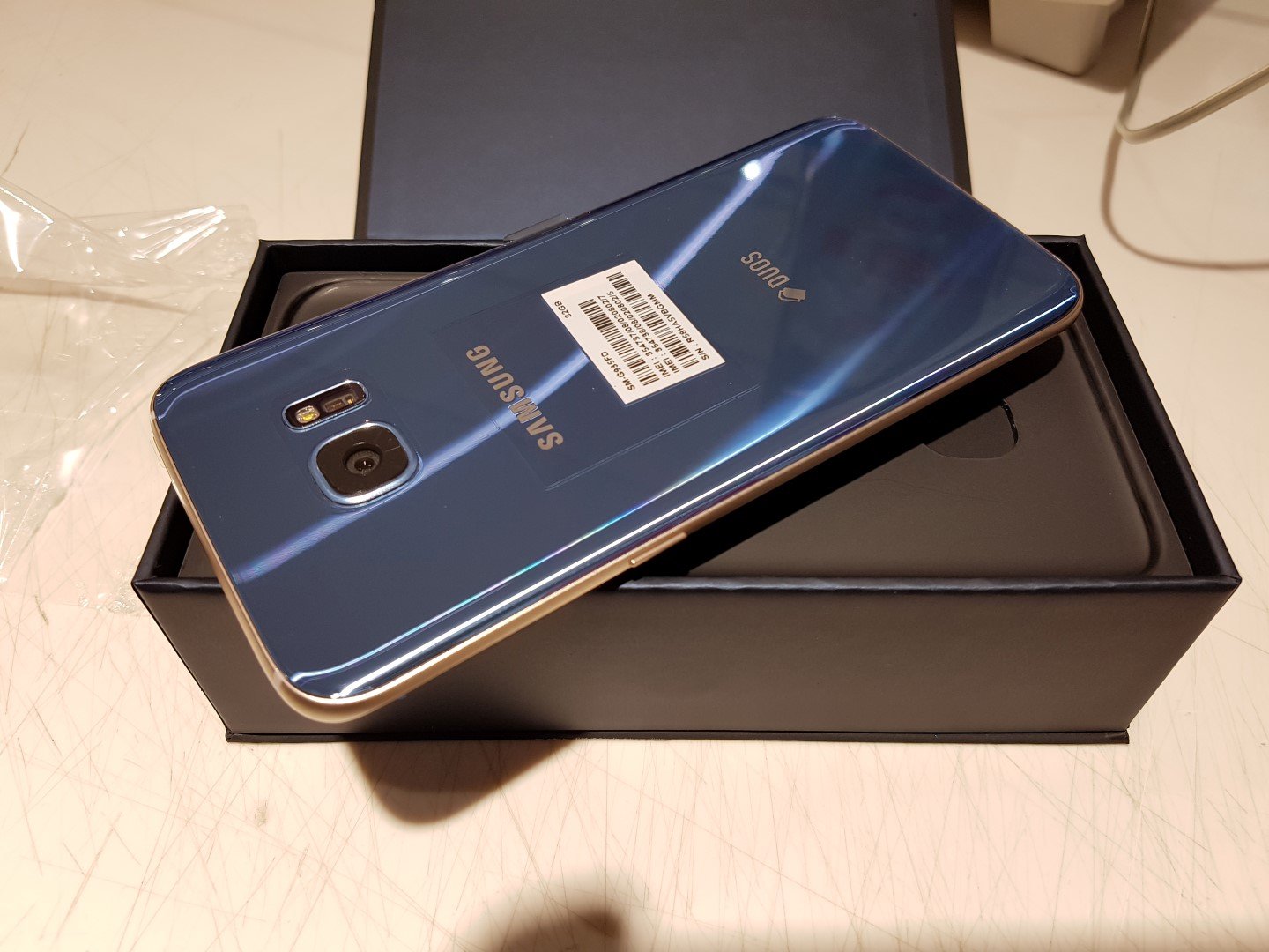 schudden Ontwarren Vervullen Check out these pictures of the Blue Coral Galaxy S7 edge unboxing -  SamMobile - SamMobile