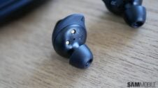 Unannounced AKG N400 wireless earbuds make a surprise appearance