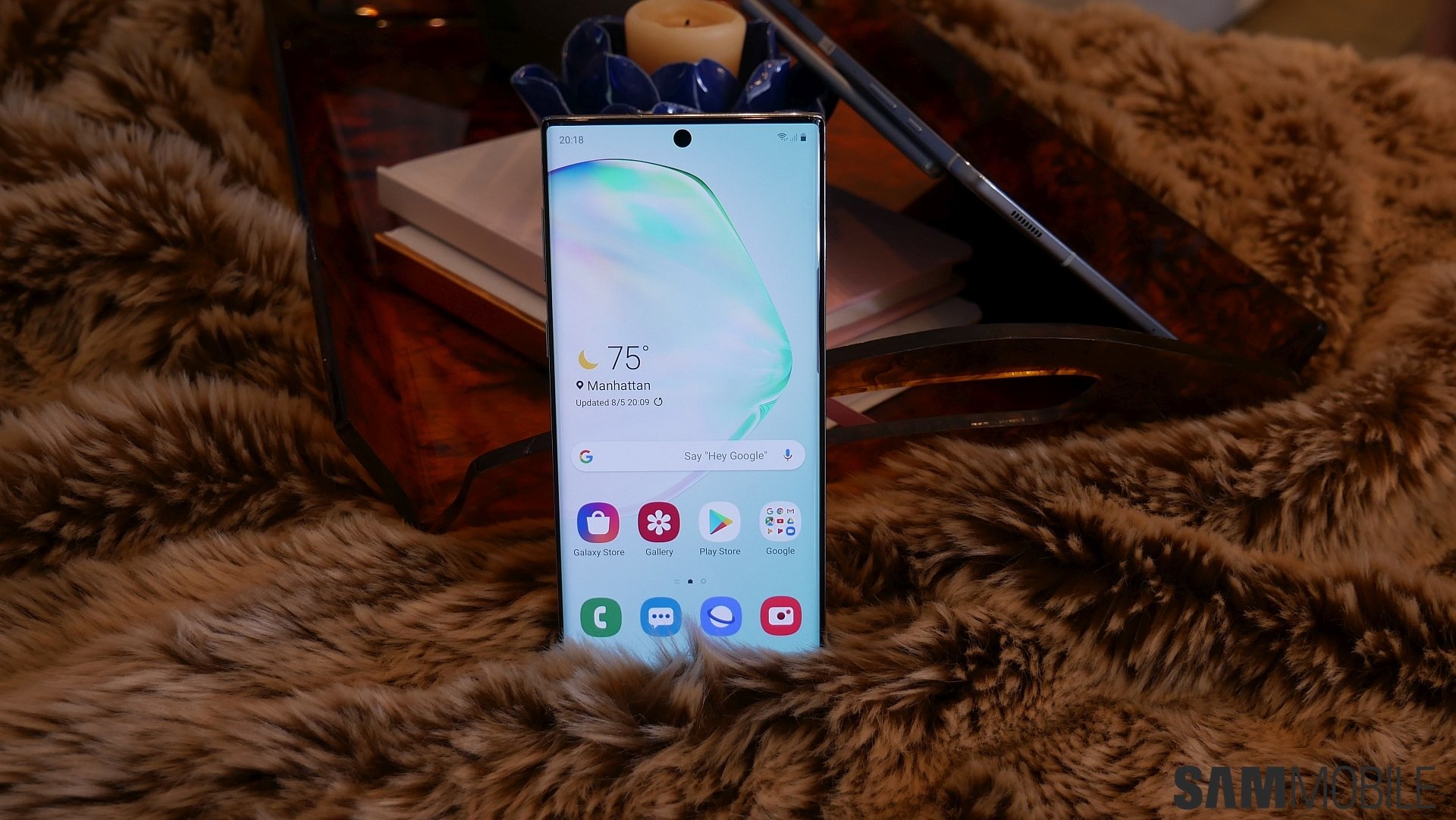 Tải ngay hình nền độc đáo cho thiết bị Samsung Galaxy Note 10 của bạn và làm mới giao diện điện thoại với những thiết kế độc đáo và đẹp mắt.
