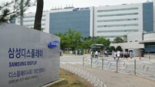 Samsung heir visits company’s display plant in South Korea amid COVID-19 outbreak