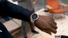 Phone’s camera zoom controls coming to Galaxy Watch 4 with new update