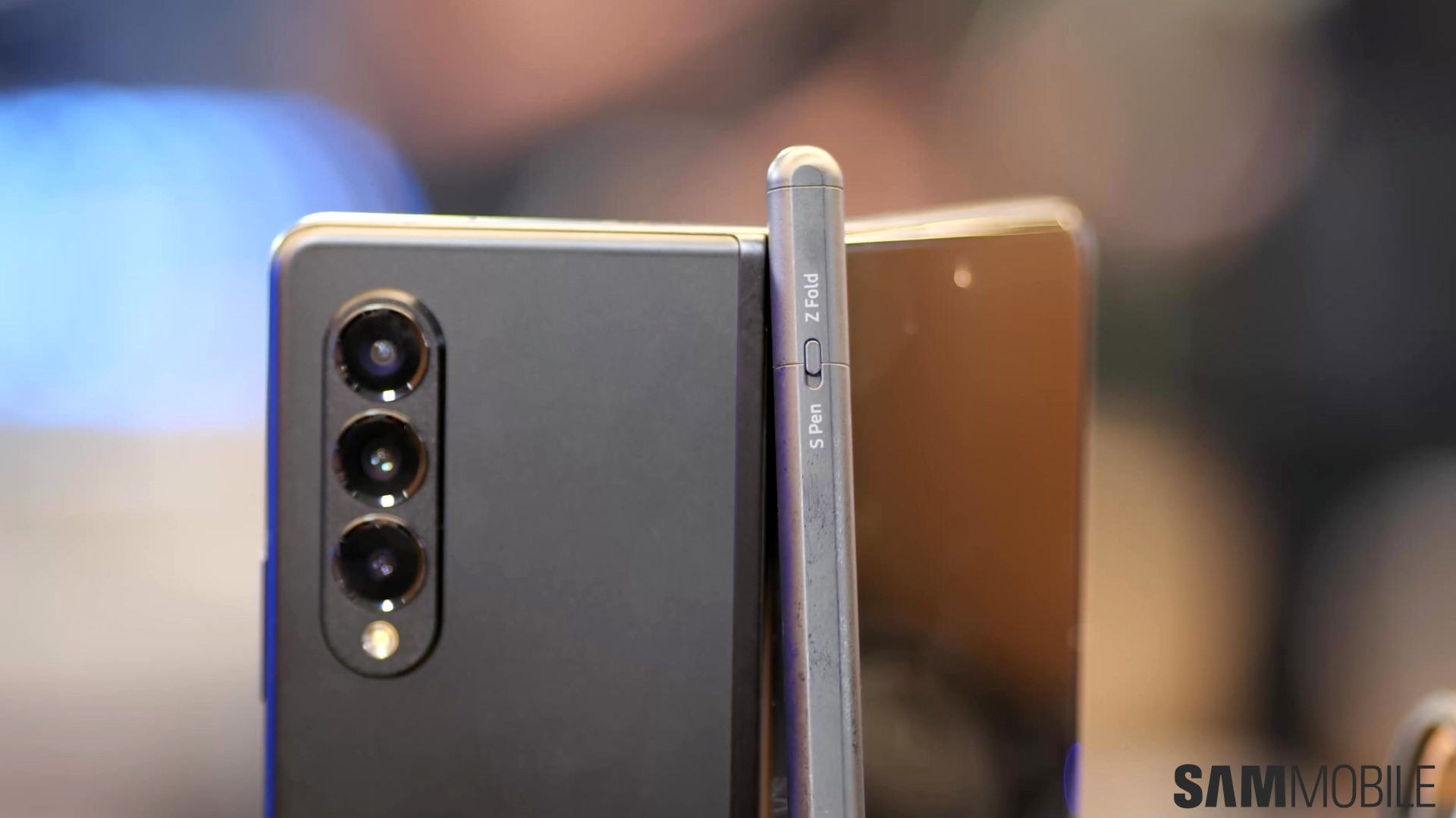 Does the Samsung Galaxy Z Fold 4 come with an S Pen?
