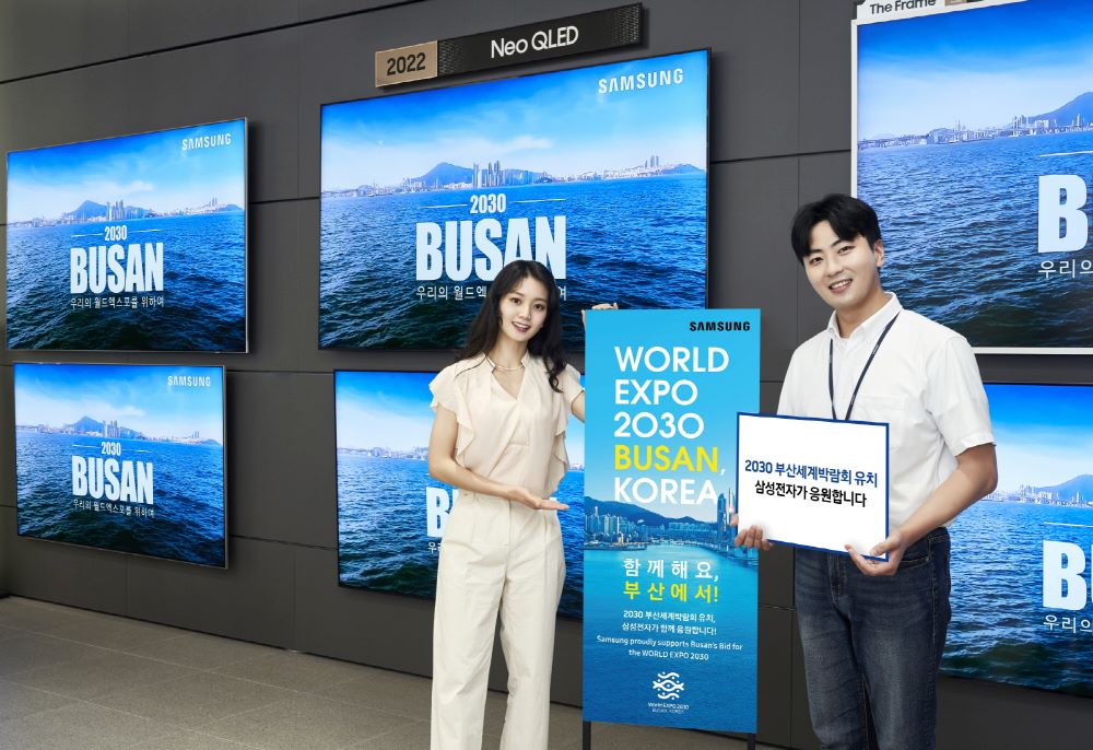 Busan, South Korea. 23rd Oct, 2014. A staff introduces a Huawei smartphone  at Huawei's booth during the World IT Show 2014 in Busan, South Korea, Oct.  23, 2014. The exhibition will last