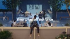 Samsung asks iPhone users not to wait for Apple to deliver epic phones