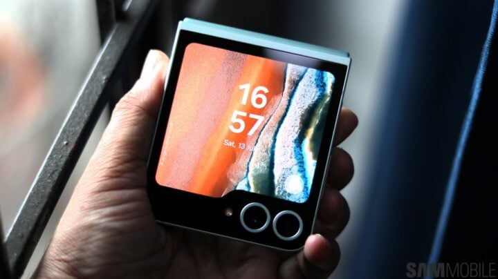 Екранът на капака на телефона Galaxy Z Flip 6 поддържа AI тапети, за разлика от Flip 5