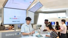 Airport-like Samsung stores had 300,000 visitors in less than a month