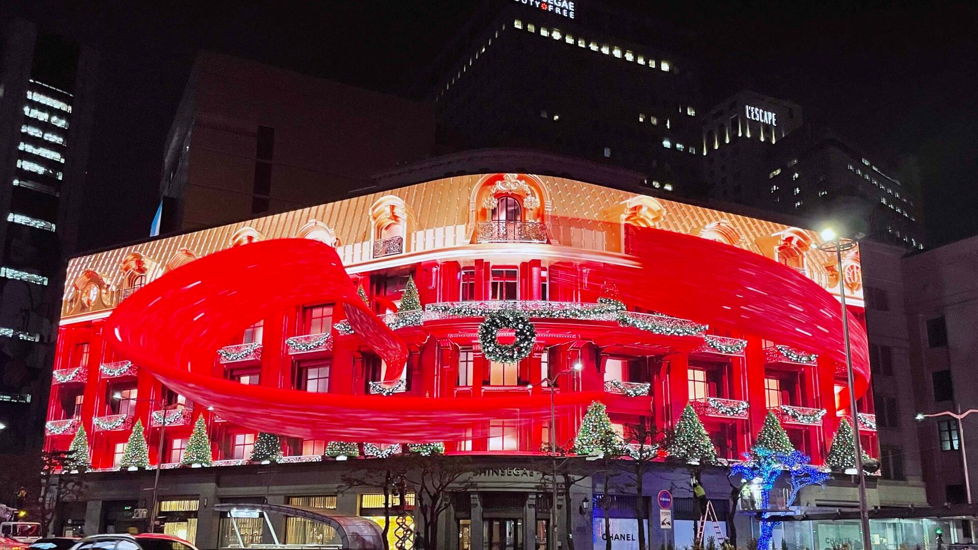 Samsung-TVs-and-Displays-XHB-Series-P8-Outdoor-LED-Signage-at-Shinsegae-Department-Store-Seoul_dl2