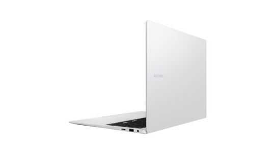 Samsung Galaxy Book 5 Pro Ports Right